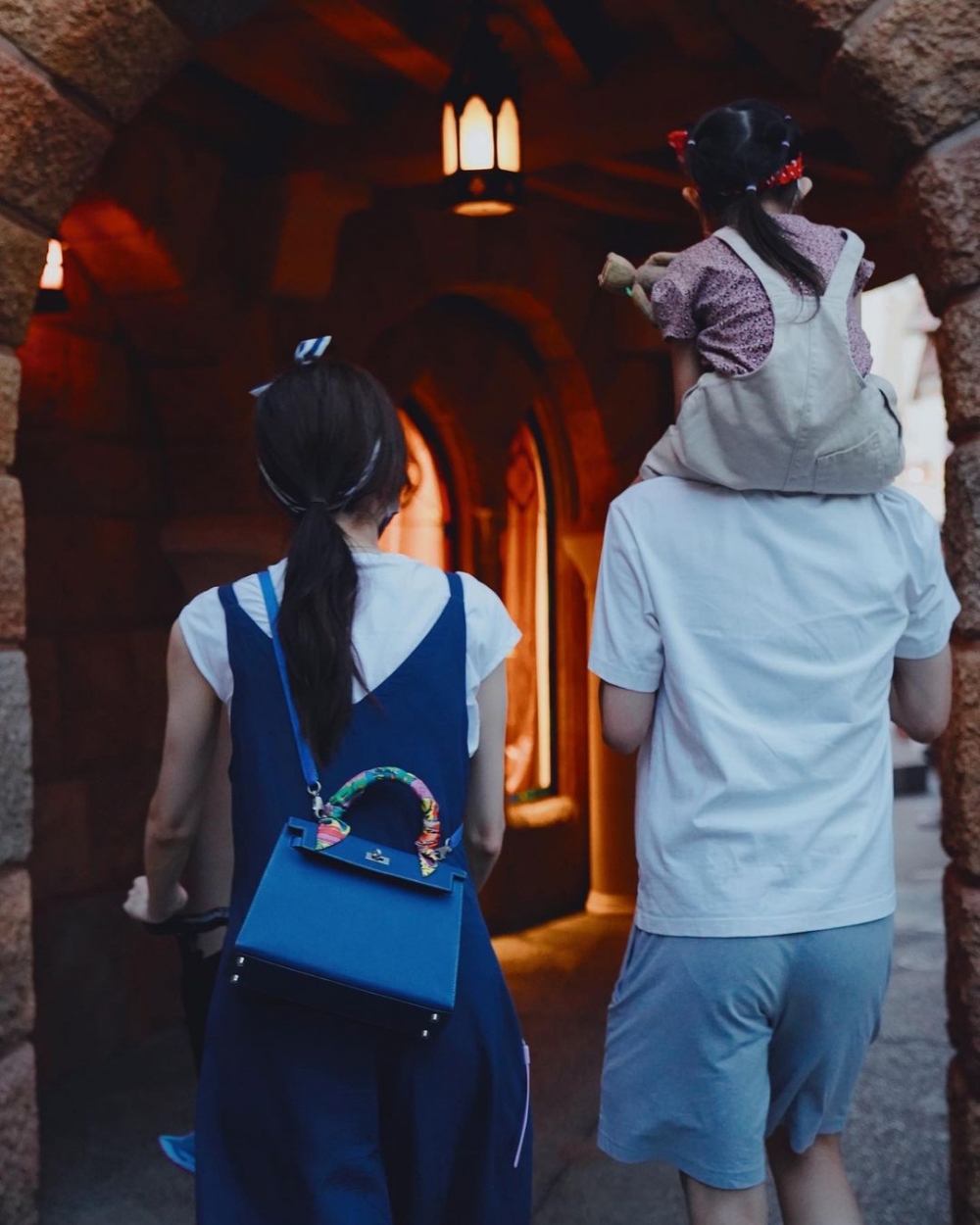 吳若希仲帶埋老公、愛女一齊去玩!佢孭藍色Hermès Kelly 25