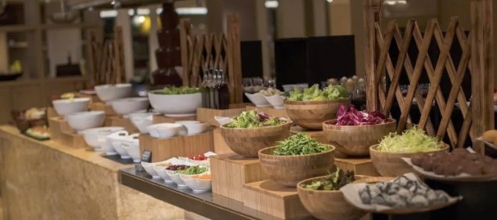 位於萬麗海景酒店內的萬麗咖啡室供應自助午餐及自助晚餐