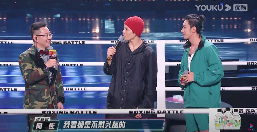 向佐話佢睇嘅比賽都係唔使戴頭盔。