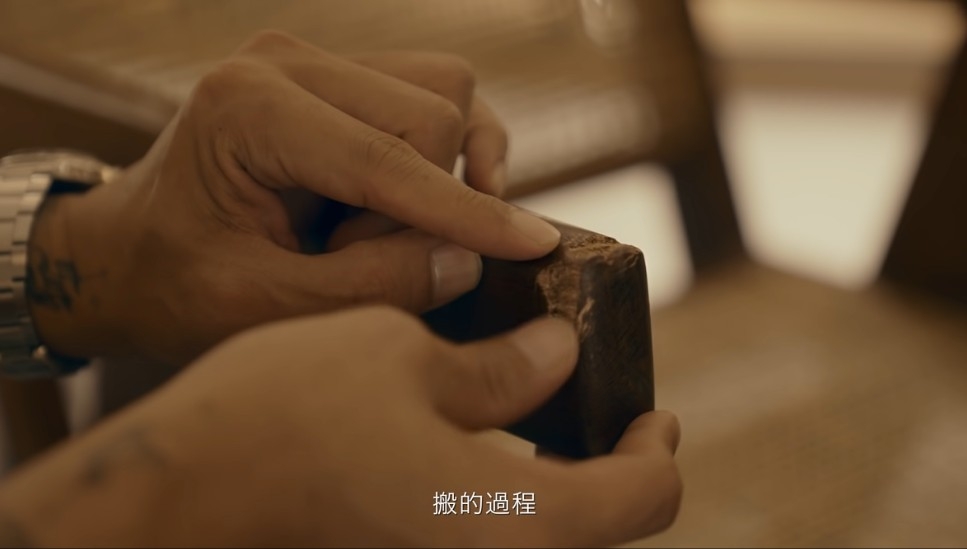 當中包括一張在搬運途中被撞到有少許破損嘅木椅