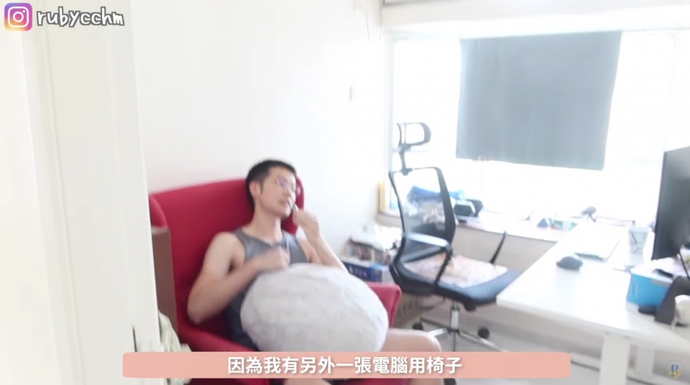 Benson嘅書房,面積較細,但有紅色嘅梳化凳