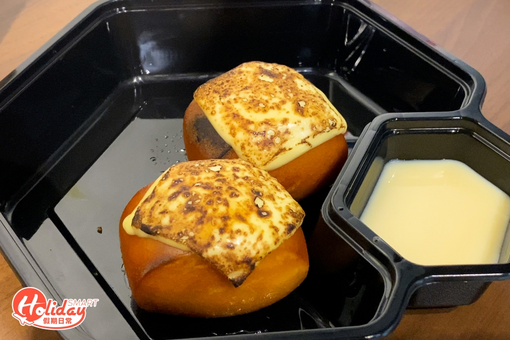 店舖另一受歡迎是芝士饅頭,炸得外脆內軟的饅頭,表面舖上熱溶的芝士。