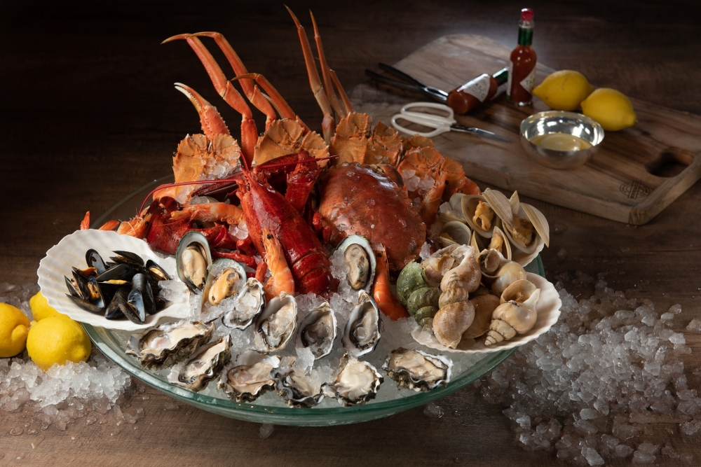 10月酒店自助餐2021推介|10款冰鎮海鮮包括即開鮮蠔、波士頓龍蝦、鱈場蟹腳、日本花咲蟹、青口及翡翠螺等。