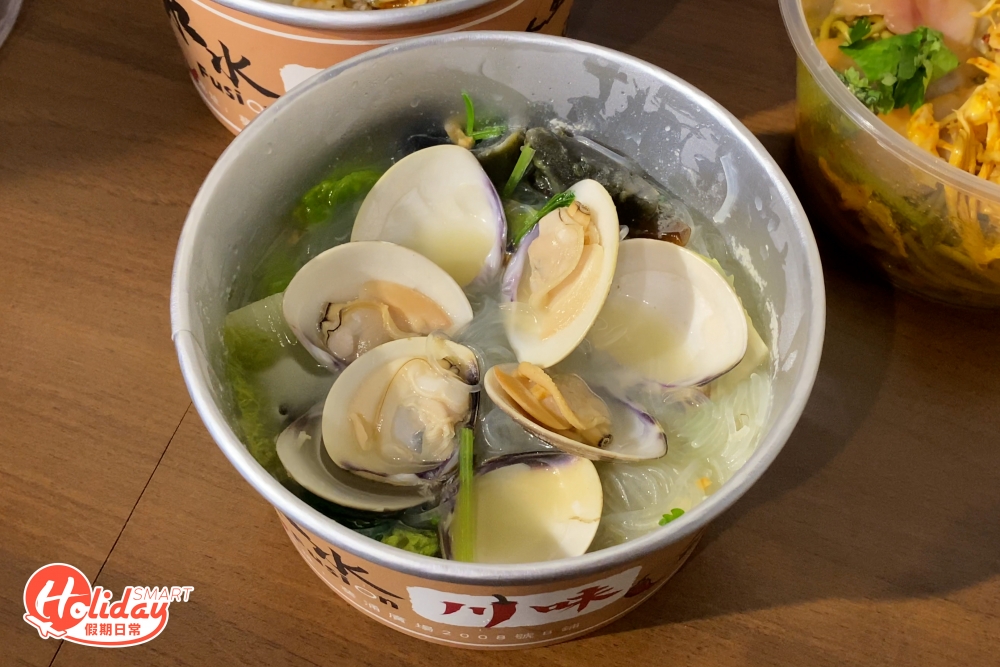 喜歡清淡口味可試芫荽湯底,加入新鮮芫荽和皮蛋製成,湯底濃郁鮮甜,更突出蜆的鮮味,連湯飲用更惹味。