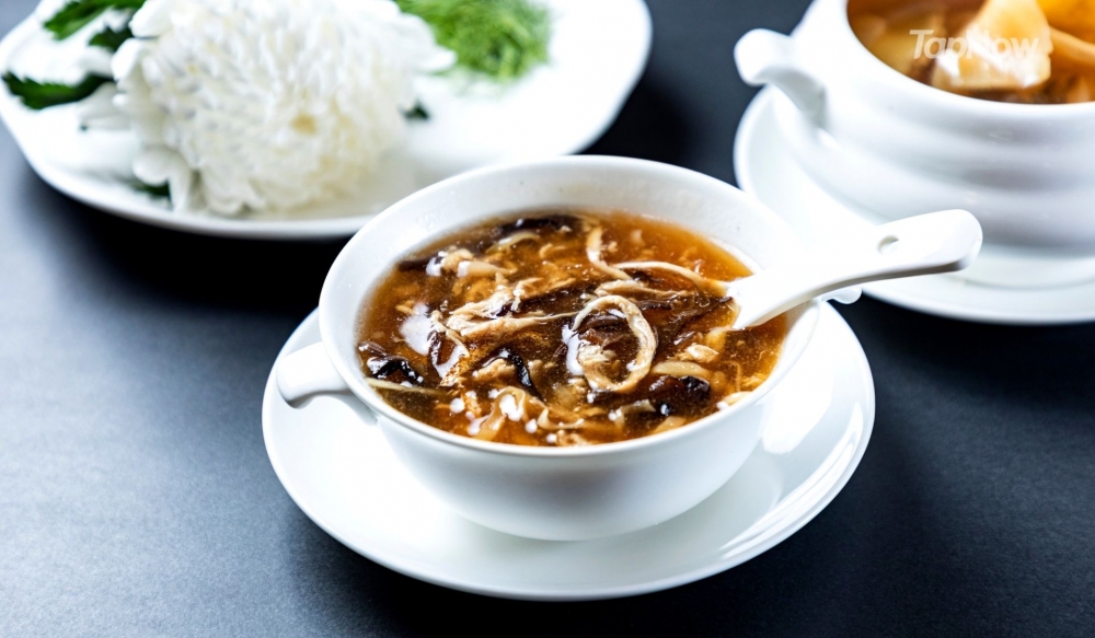 食唔食蛇都一樣有嘢啱食!客人可選鮑參太史五蛇羹 或 鮑魚海參元貝燉竹絲雞