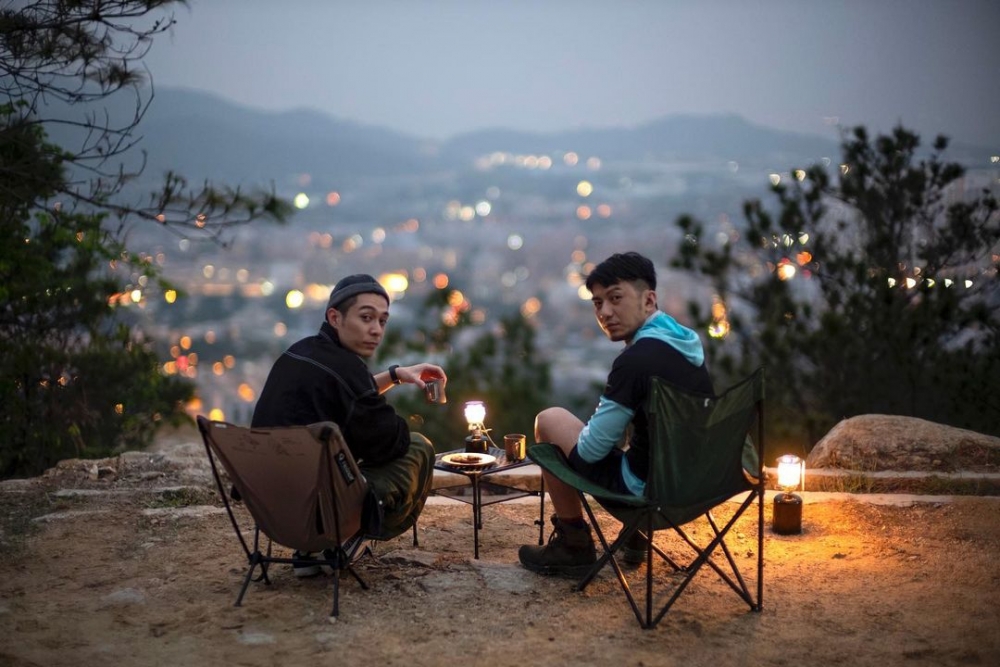 近年受到疫情影響,大家無法出國旅行,因此掀起露營熱潮~周柏豪與袁偉豪去年到香港郊外秘境露營拍攝節目《兩個小生去Camping》。