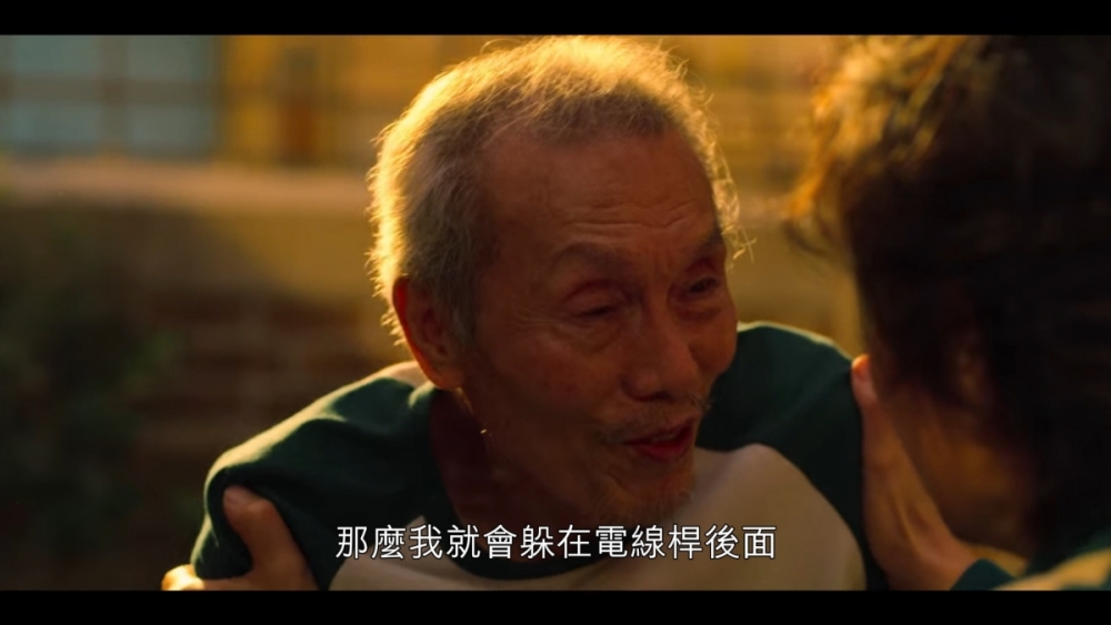 001老伯提到佢以前收工返屋企,見到兒子同朋友玩遊戲會匿埋喺電線桿後面,偷偷望住兒子