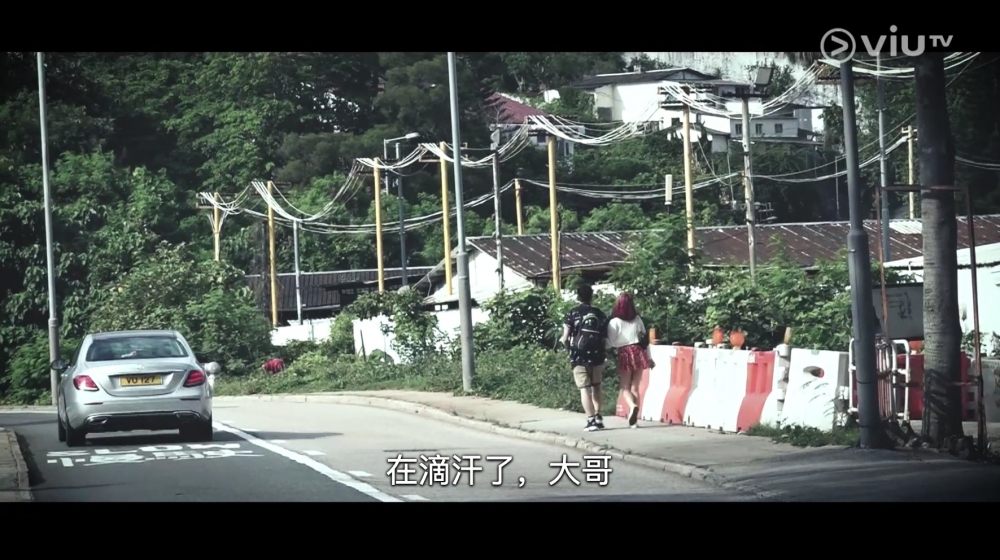 Sam大熱天時同Angus行公路、沙灘