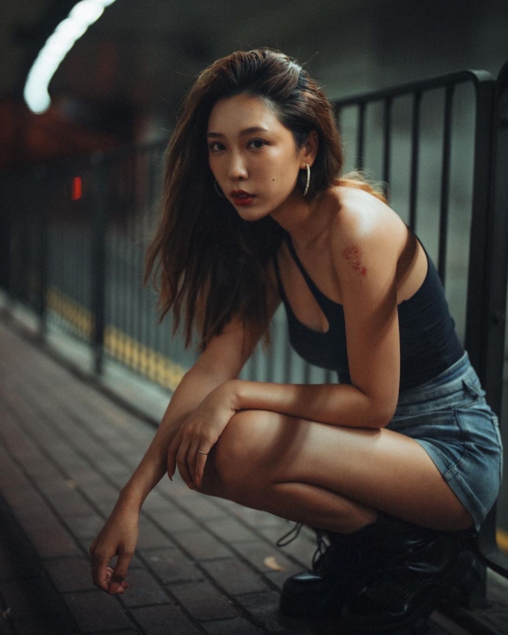 身形高䠷的孖四(張凱莎)除了任職空姐,亦是模特兒兼演員,曾拍過《警訊》及不少港台節目。
