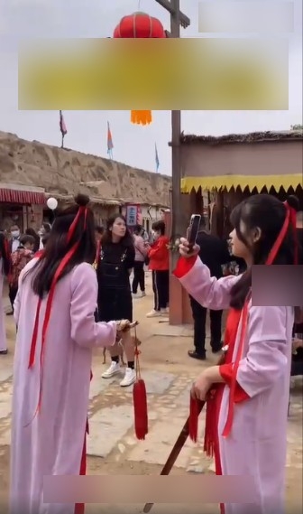 現場可見大量紫霞仙子舉機自拍