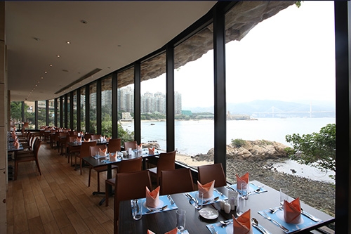 臨海而建的挪亞方舟度假酒店以無敵大海景吸引不少一大家細來Staycation,近日他們更推出「尋味歐亞海陸自助晚餐」。