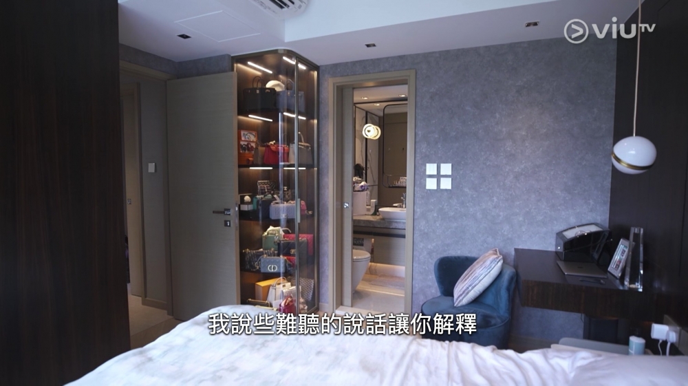 主人房最搶眼嘅莫過於一個玻璃手袋櫃