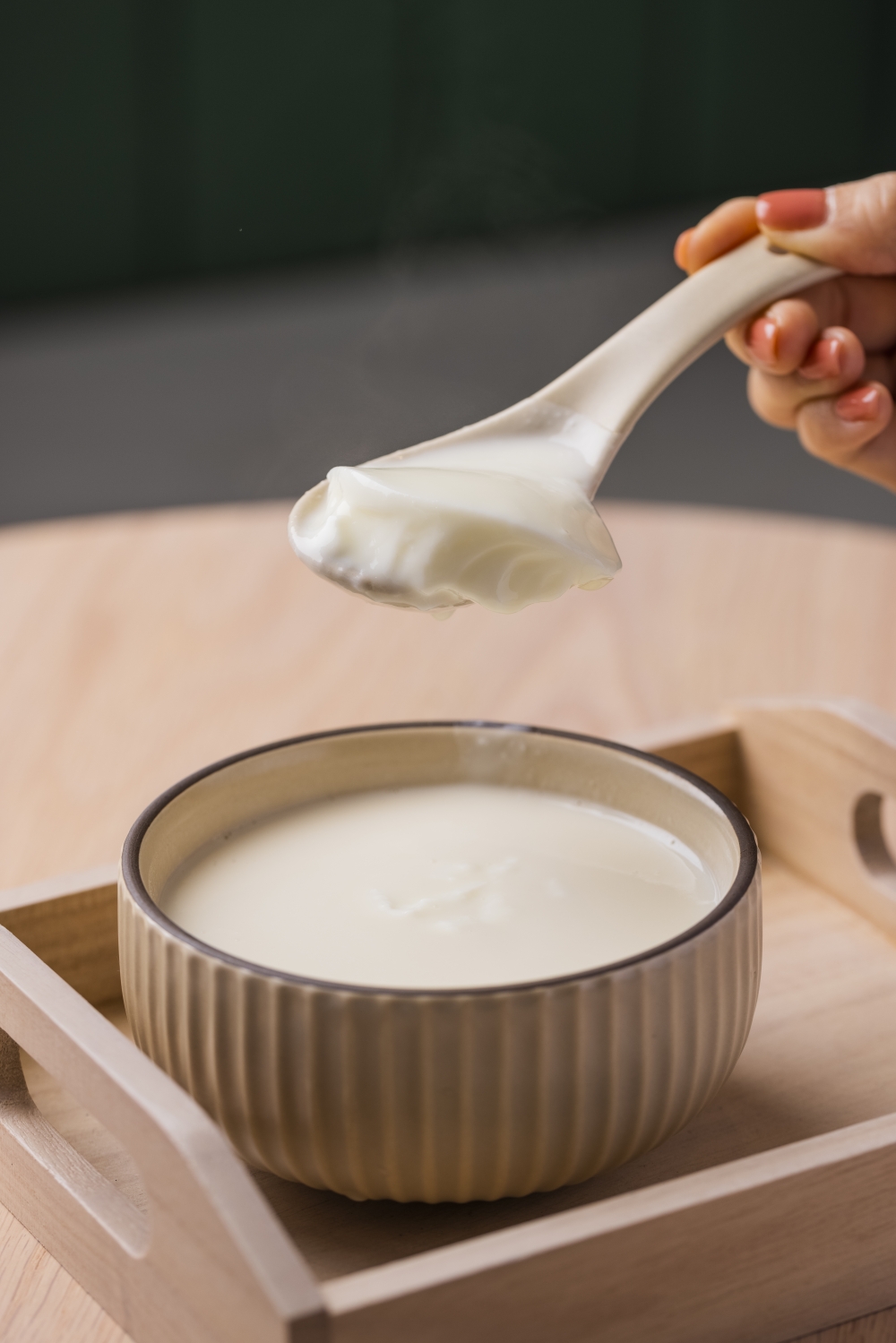 杏仁茶燉蛋白 先將蛋白蒸燉,令其口感如豆腐般滑溜,再以火槍輕燒表面。