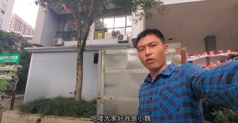 30歲嘅魏先生隻身前往成都發展,並認識56歲嘅英子!