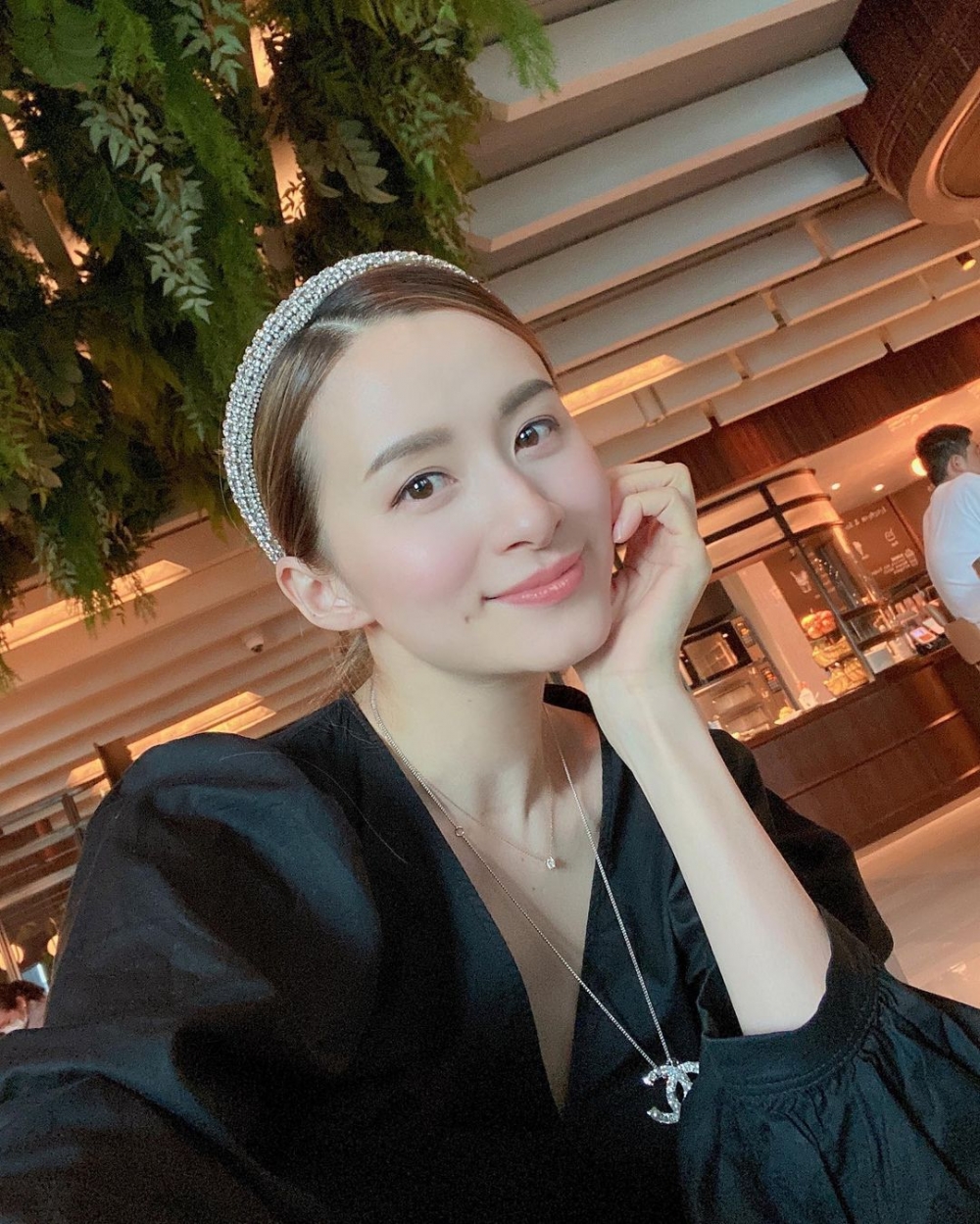 沈卓盈戴上Chanel 經典雙C Logo頸鍊