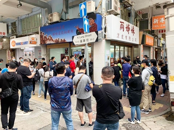 相信不少人路經太子時,都會有印象見過有間重慶涼皮店,門外高掛著「借問涼皮何處有,姊妹遙指柏樹街 」之標語。