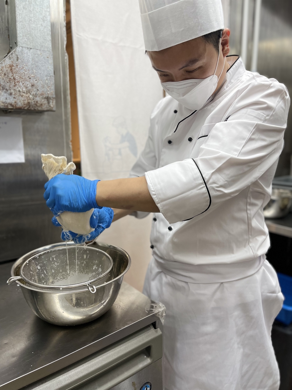 杏仁汁全是每日新鮮即磨,以人手壓汁,再用兩層布袋過濾。