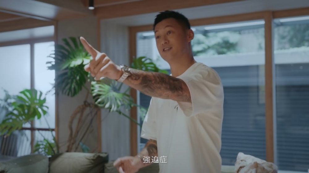 余文樂話佢敏感程度就好似有強迫症咁,一定會知道其他人碰過佢嘅物品
