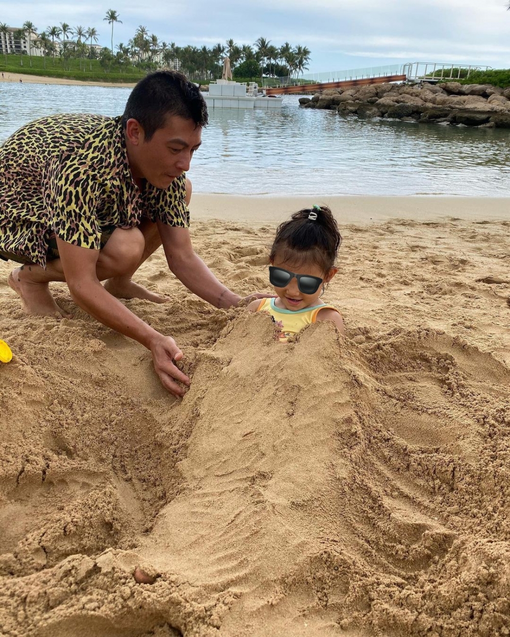 Edison平時喺IG除咗會晒品牌照外,亦不時公開同女兒玩嘅相片,盡顯父愛。