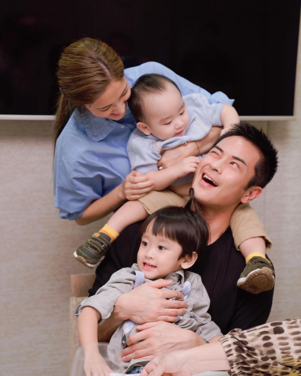 鄭嘉穎同陳凱琳喺圈中恩愛夫妻,兩人育有兩個兒子鄭承悅(Rafael)、鄭承亮(Yannick),一家四口十分幸福