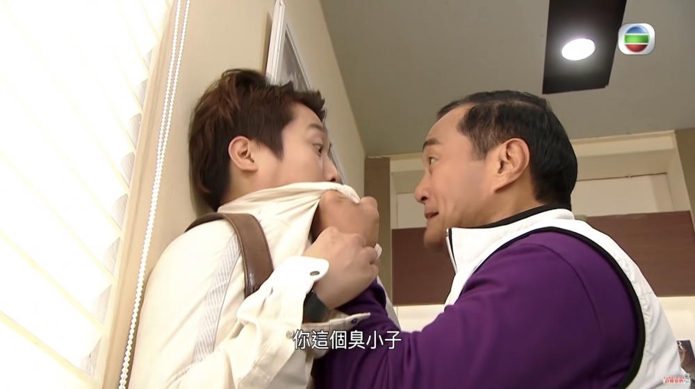 現年65歲嘅王俊棠喺TVB做咗多年綠葉,飾演過唔少蝦蝦霸霸嘅角色,可以話係「御用惡人」