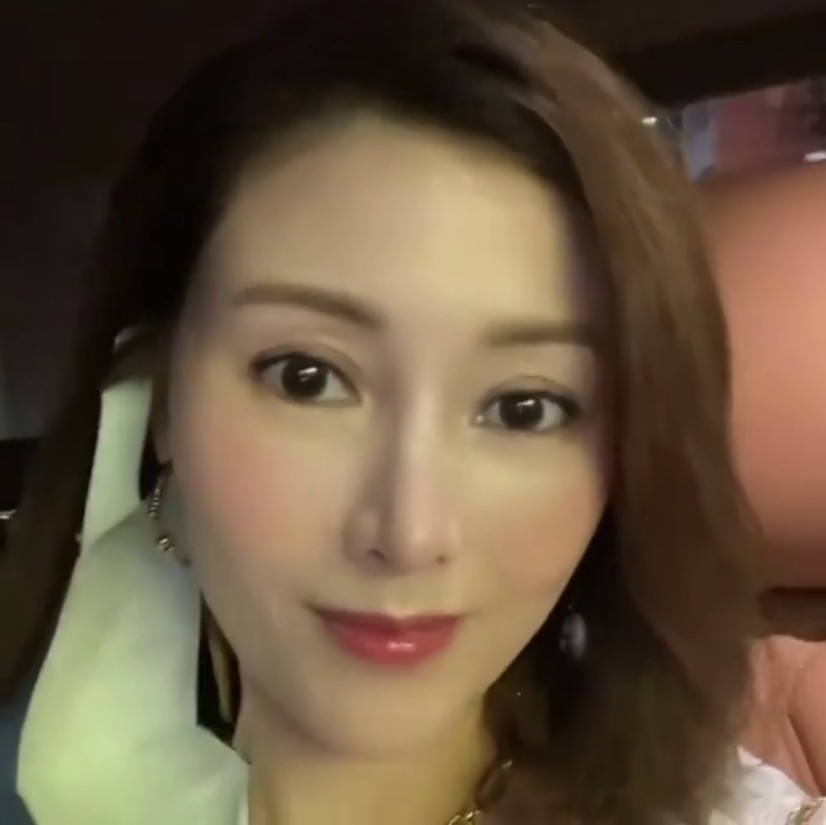 李嘉欣坐車大玩自拍