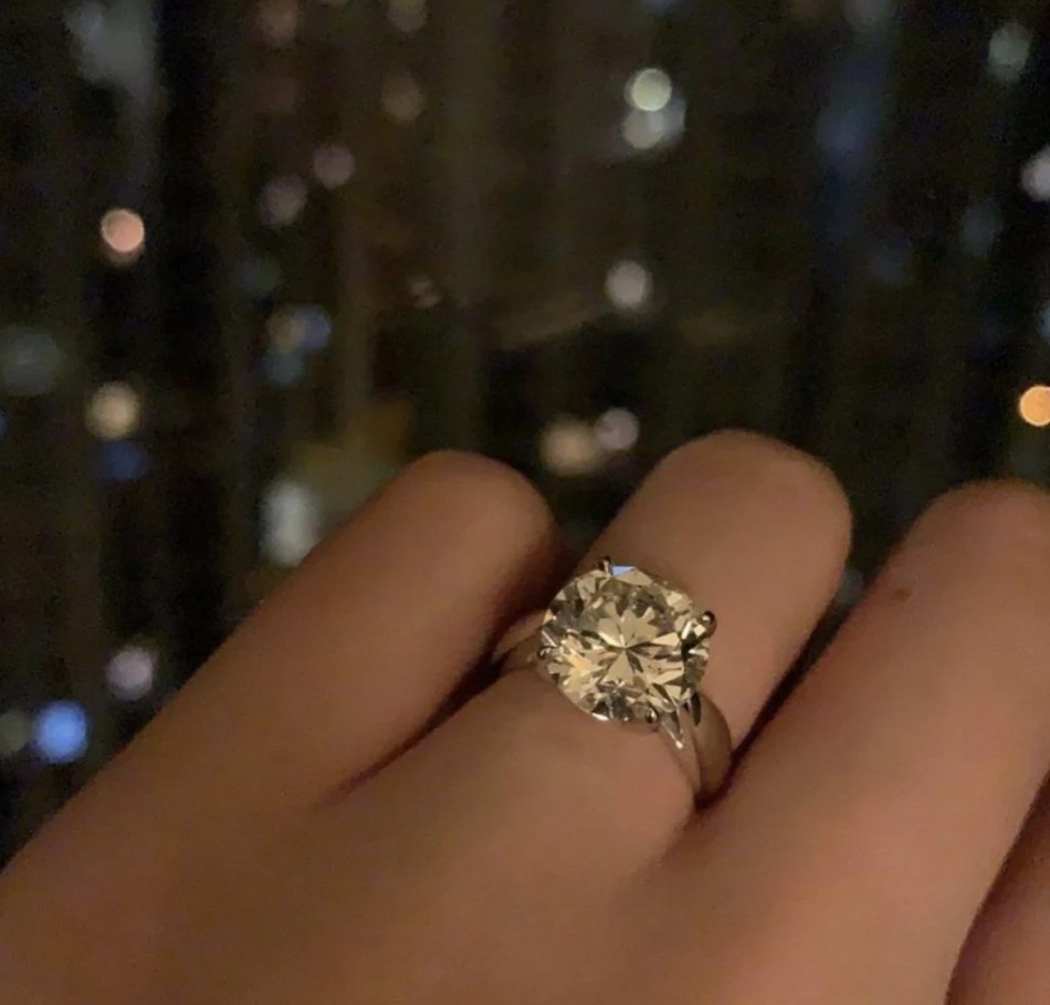 陳苑澄當時在社交網大曬4卡巨鑽婚戒