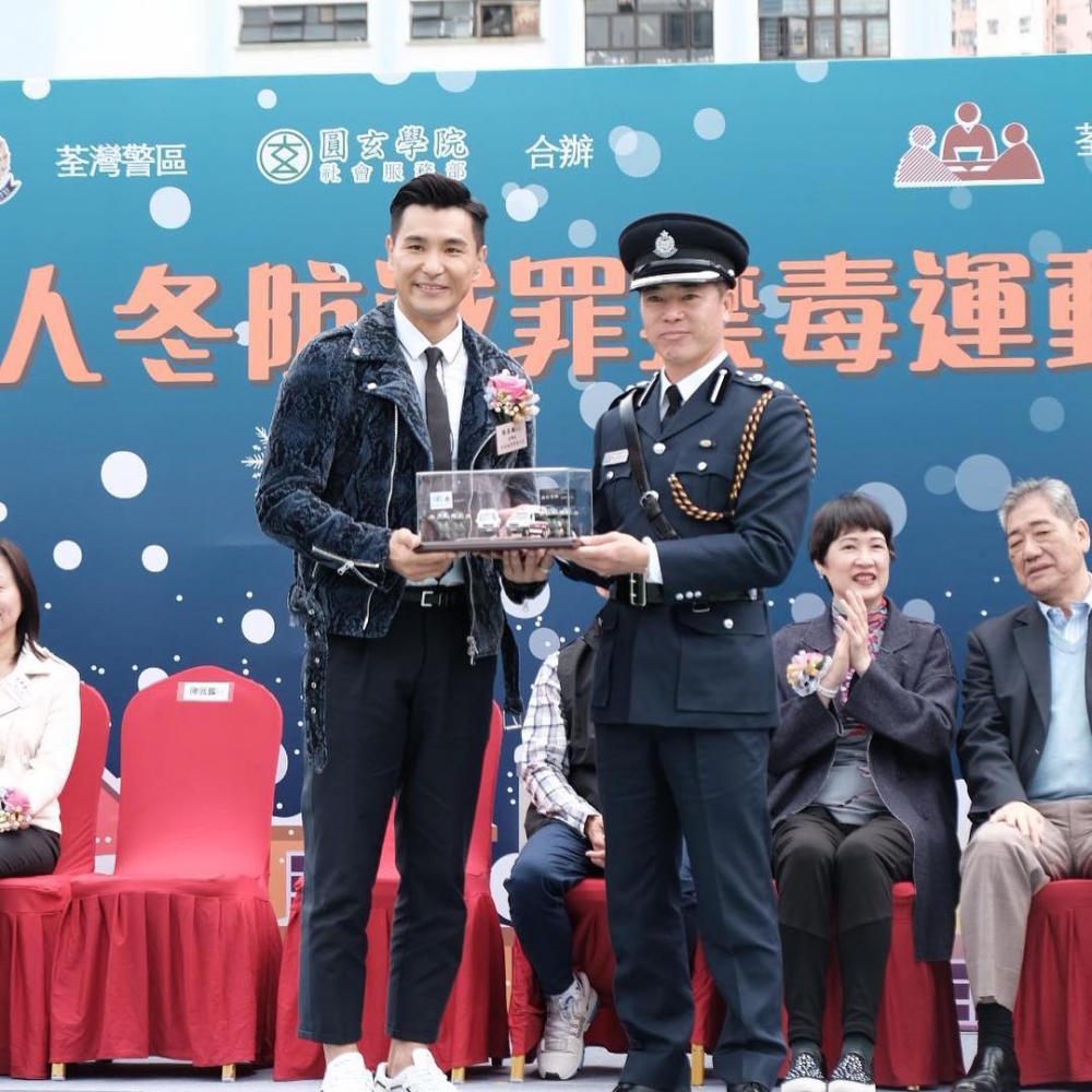 陳展鵬似乎對花紋情有獨鍾,天氣轉涼佢著咗絨毛暗紋外套,但吊腳九分褲就露出腳踝