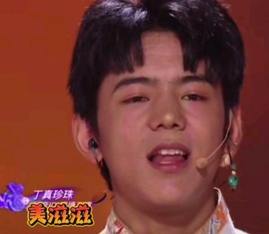 有明顯嘅抬頭紋,雖然丁真年僅20歲,但近照被指大崩壞