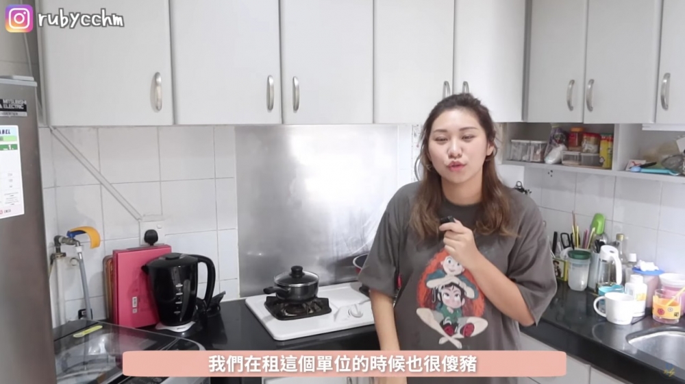 廚房就無門,而且無抽油煙機,Ruby就指當初睇樓完全無留意到,連經紀都無提醒佢哋。