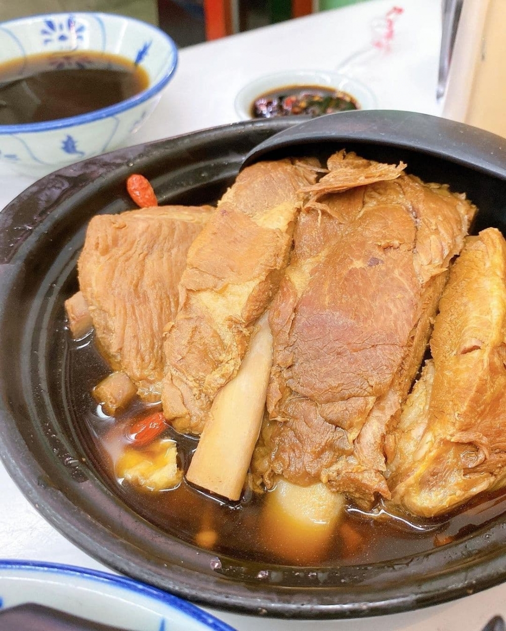 「蘇媽蘇媽」主打多款正宗馬拉菜,其中必食百吉爹肉骨茶。