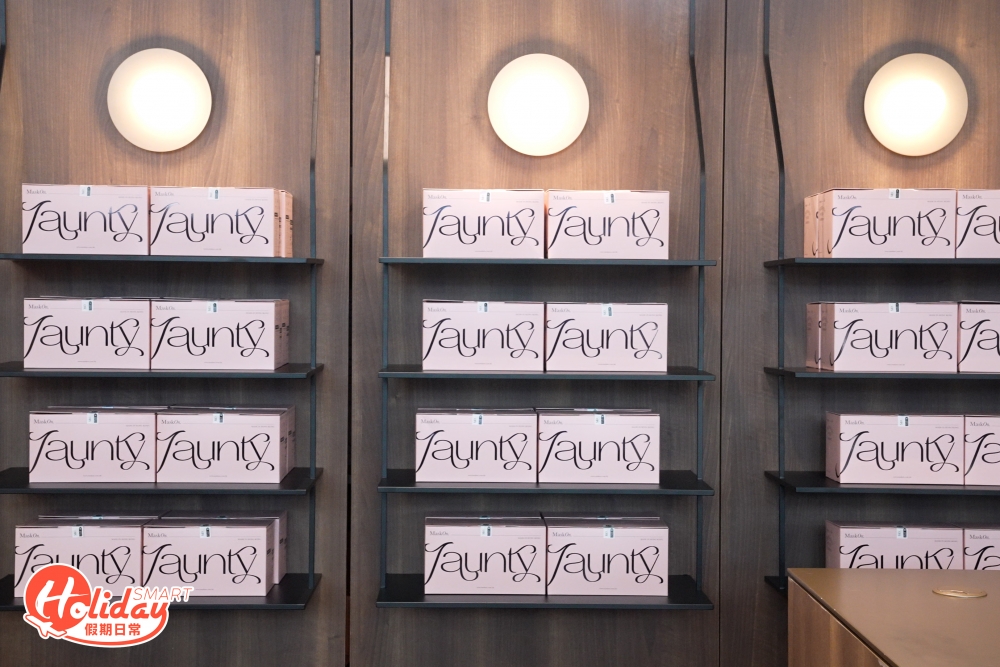 MaskOn聯乘香港癌症基金會Pink Revolution，於中環街市新店推出全新淺粉紅色口罩。