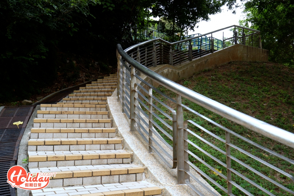 今次起點由小西灣海濱公園出發,可以在柴灣地鐵站乘搭47M小巴於小西灣海濱花園下車,在公園沿著樓梯上會見到分岔路。