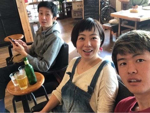 佢哋3人嘅相處就好似朋友,相處非常融洽!