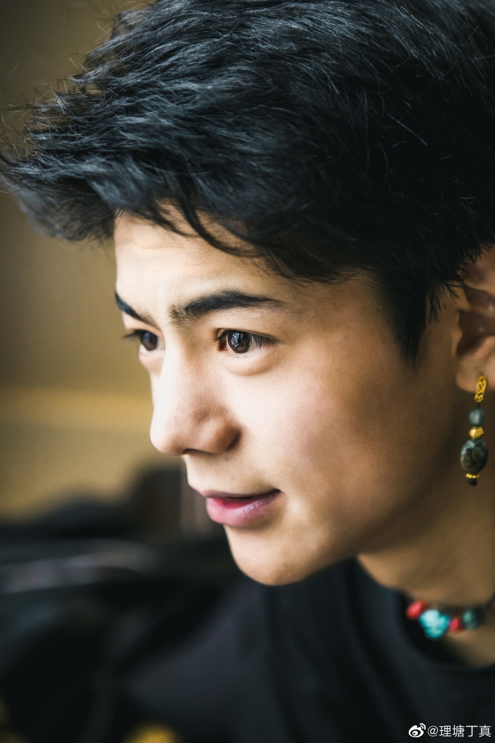 丁真微博嘅相片望落無引起網友熱議嘅相片入面咁臃腫。