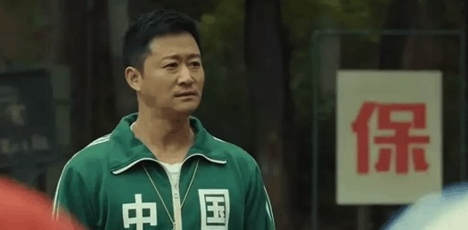 內地網民表示吳京於2019年拍電影嘅時候,就已經穿著綠色運動服,質疑係《魷魚遊戲》抄佢哋?!