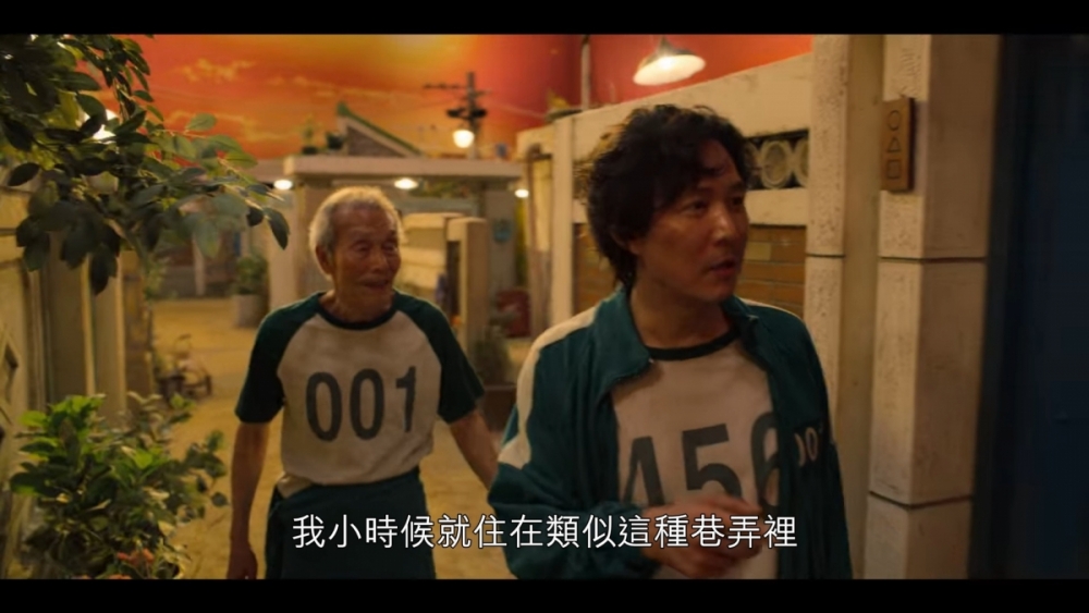 成奇勳亦興奮表示:「我也是!我小時候就住在類似這種巷弄裏。」