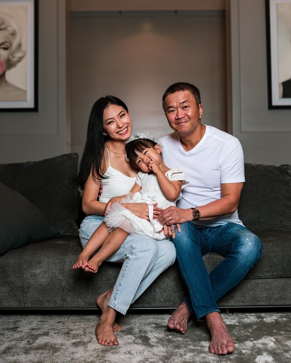 婚後第二年Race黃婉佩誕下大女Cara,2021年細仔Dayton出世,組成溫馨嘅一家。