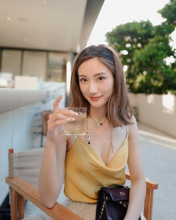 蔡嘉欣生活富貴卻惹部分網民指佢拜金