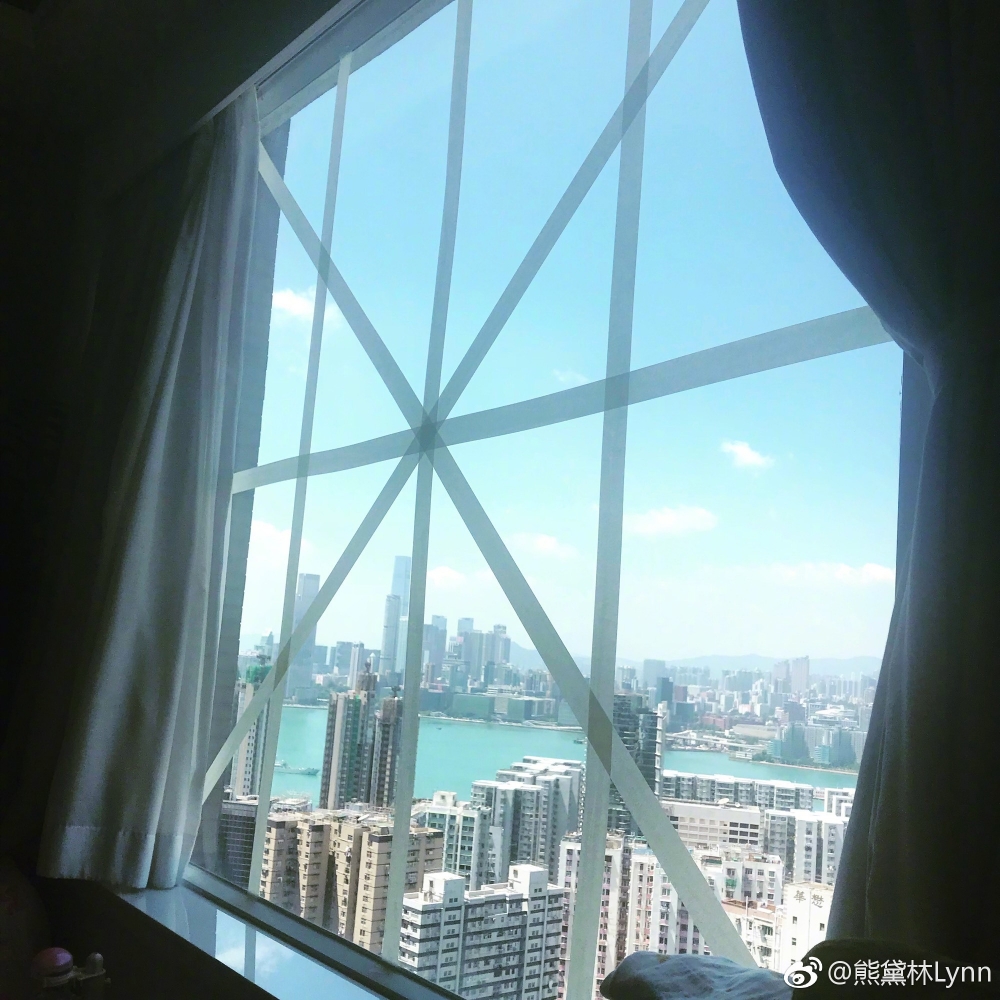 建議打風後即刻撕走玻璃上的膠紙,避免時間愈長愈難清除。
