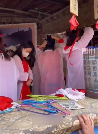 大批女生穿上「紫霞裝」