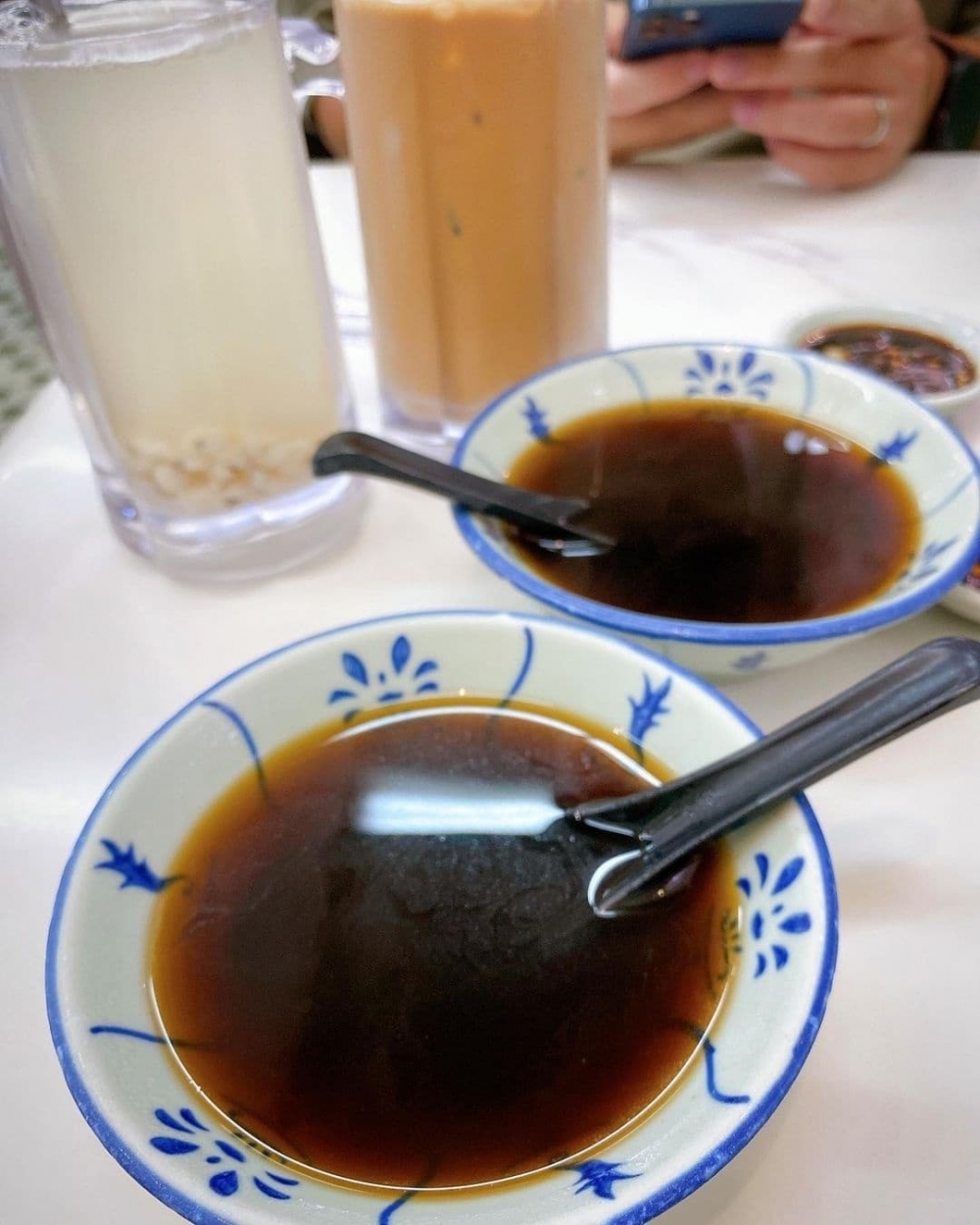肉骨茶以馬拉配方製作,用了20多款藥材煲製超過兩小時,賣點更可無限任加!