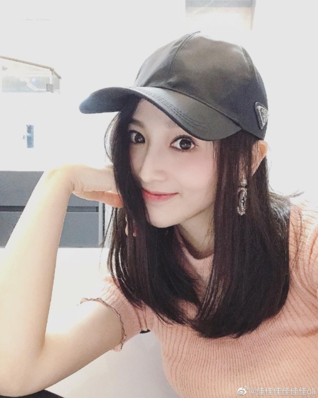 黃佳宜離隊後轉到內地發展,但於當地唱片公司鬧不和