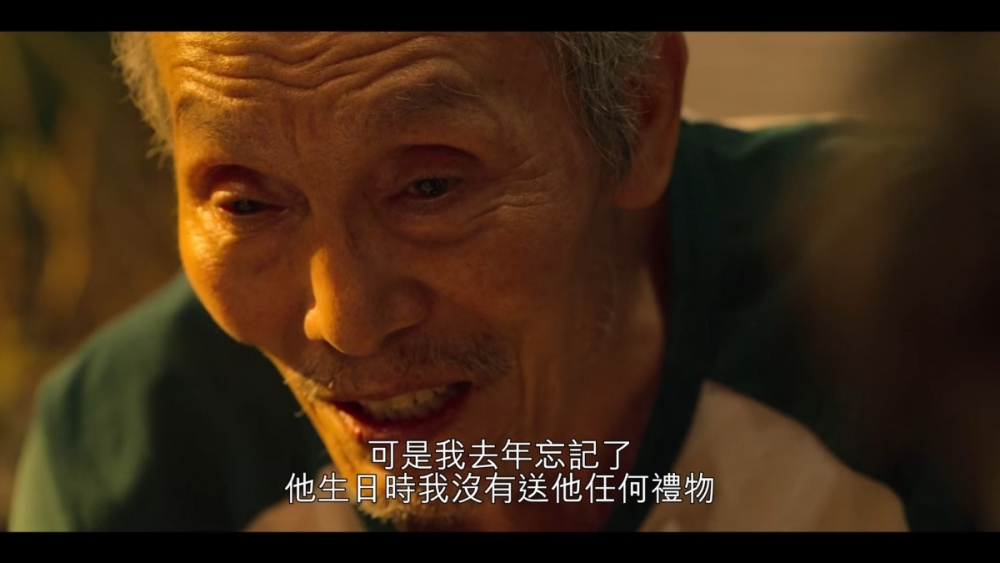 001老伯表示兒子今個月就生日,舊年佢無送到任何禮物畀仔仔,覺得好內疚