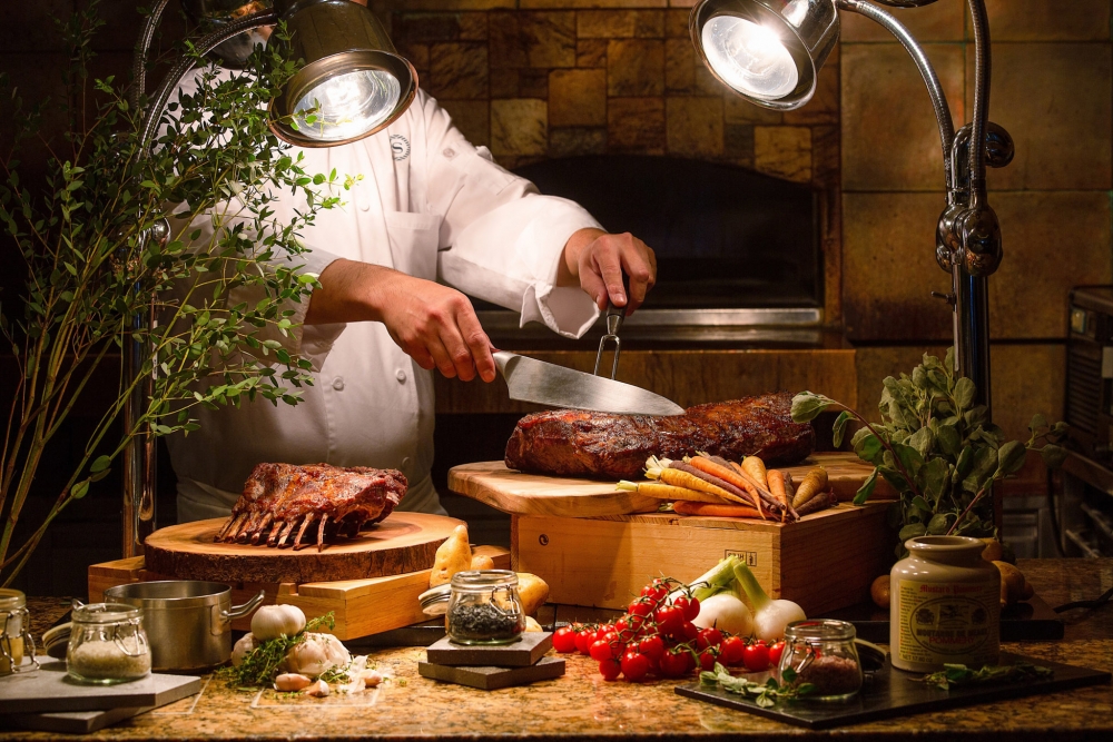 10月酒店自助餐2021推介|香港喜來登酒店推出「德國森秋滋味盛宴」自助餐，供應多款德國特色菜，包括14公斤烤焗斧頭骨肉眼及香草焗羊架。