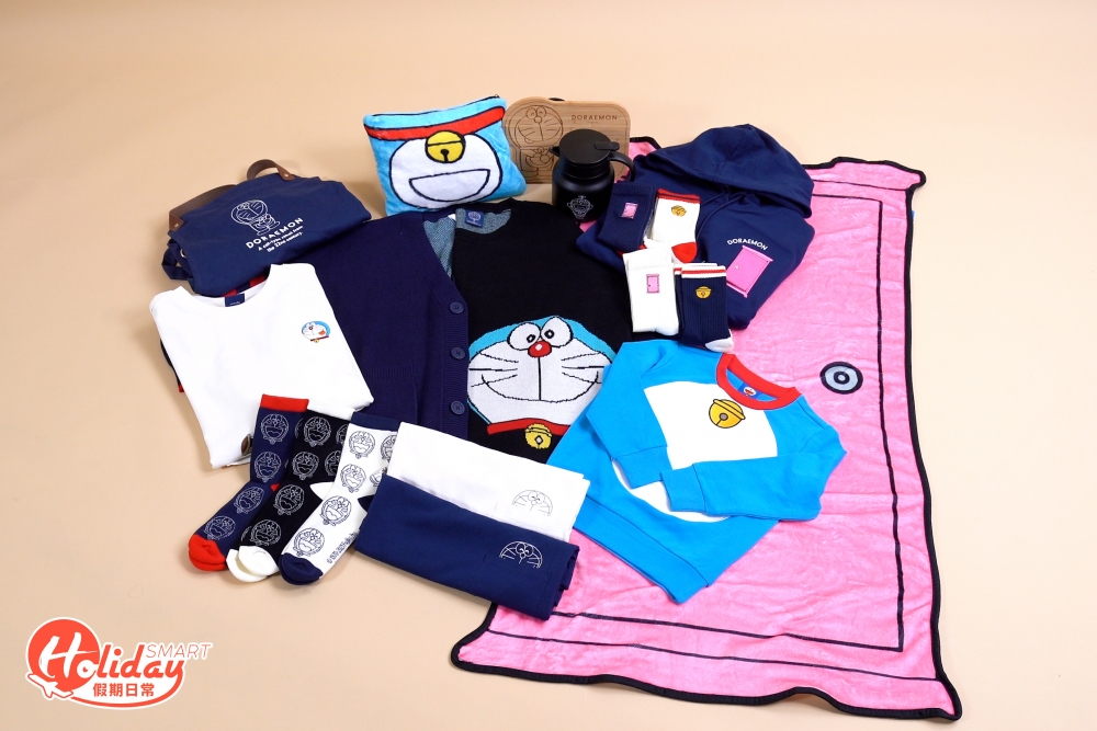 多啦A夢首度與CATALOG聯手推出一系列精品,包括連帽衛衣、印花圖案TEE、童裝衛衣、竹製托盤、隨意門毛毯、不鏽鋼真空壺、襪子及牛仔布圍裙等。