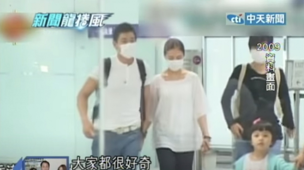 劉德華於2009年公開戀情,並於香港機上拖住朱麗倩,引起轟動!