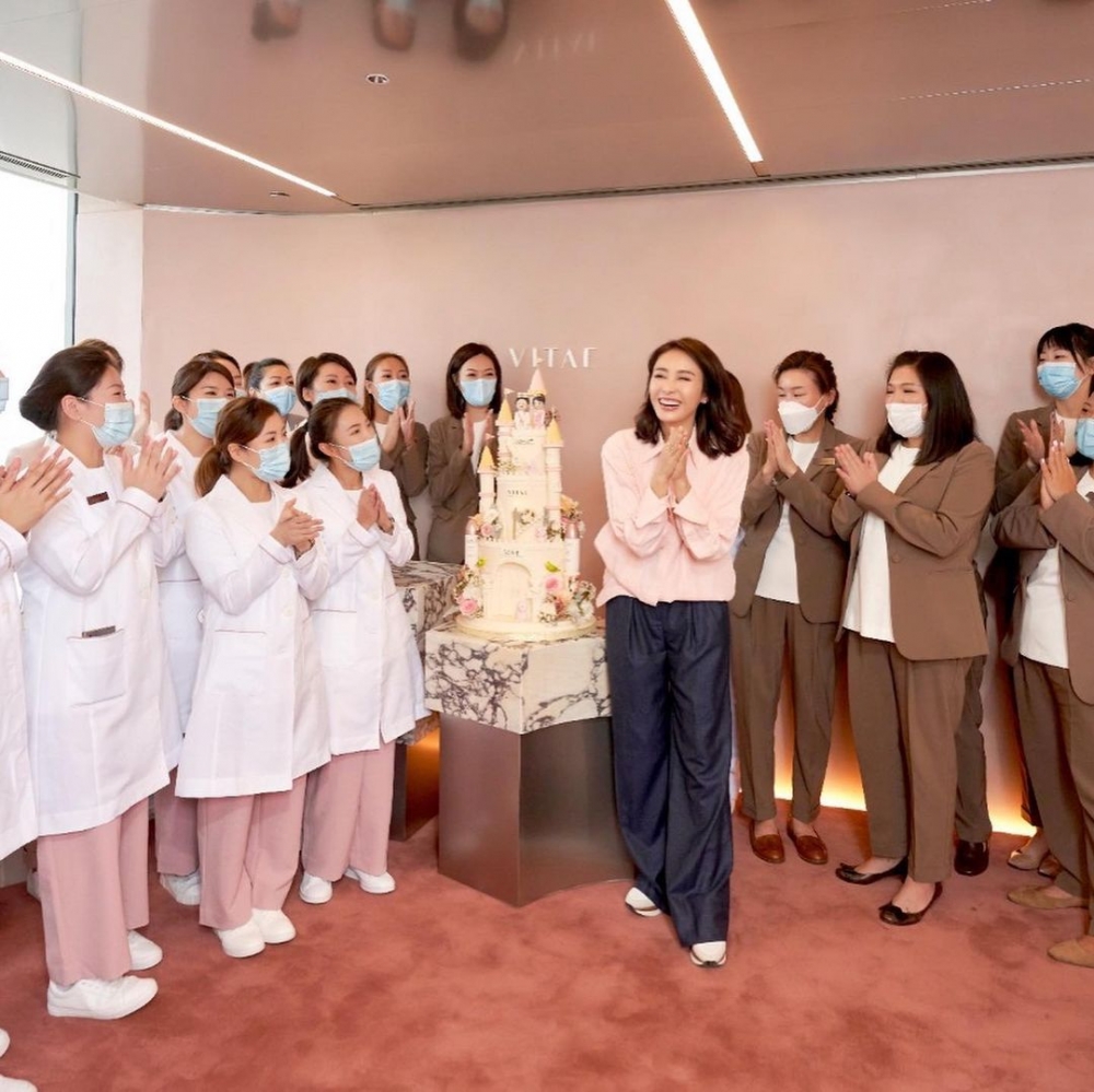 黎姿(現名馬黎珈而)喺2008年宣佈全面退出娛樂圈後成商界女強人