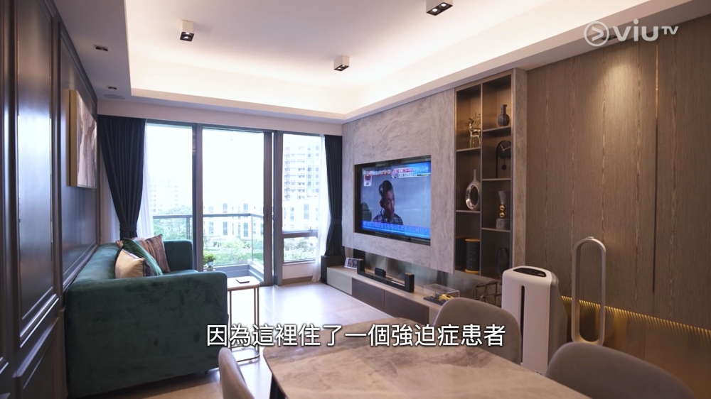 客廳有超大mon電視,擺設十分簡潔。