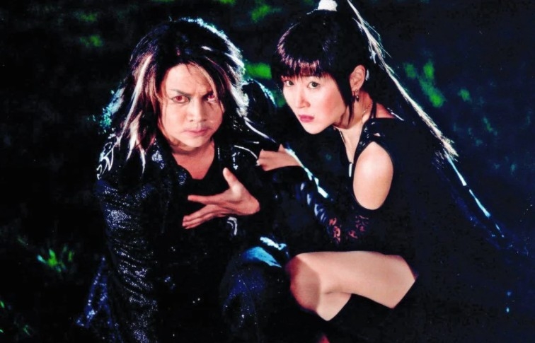 尹天照飾演嘅殭屍況天佑同萬綺雯飾演嘅馬小玲係經典螢幕情侶